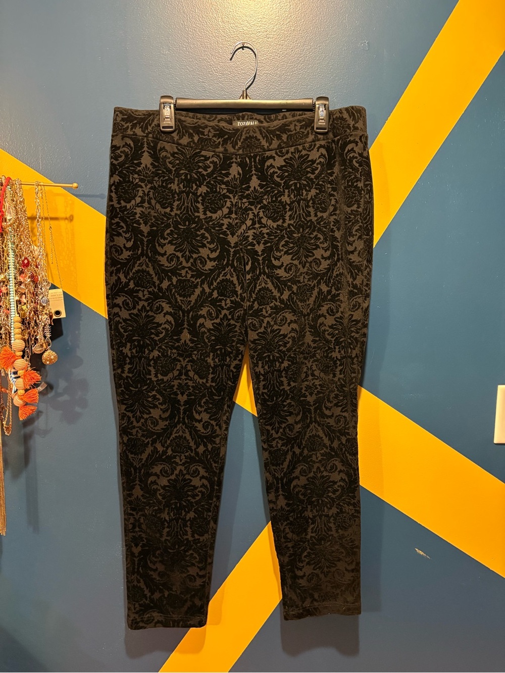 Roz & Ali Black Floral Flocked Ponte Pants GUC